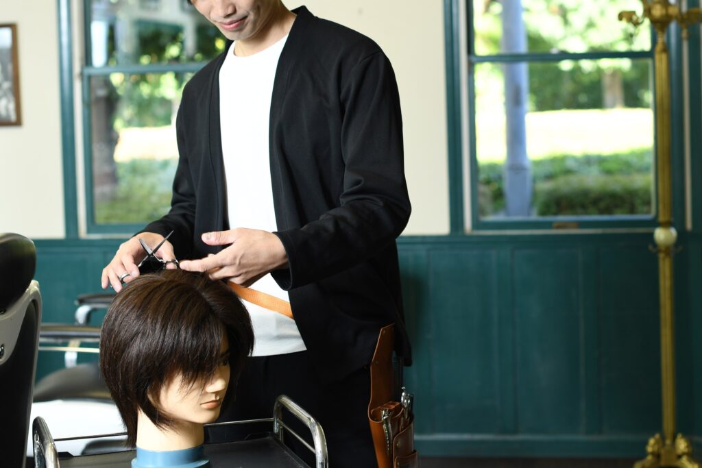 美容業界を目指す男子必見!美容専門学校の男女比と選び方ガイドのアイキャッチ画像